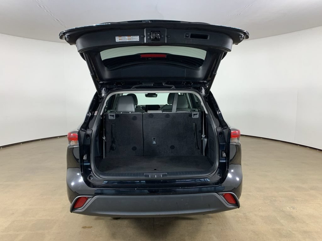 Used 2023 Toyota Highlander XLE AWD/4WD image 12