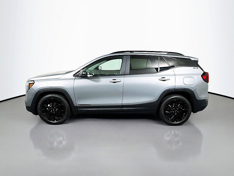 Used 2023 GMC Terrain SLE w/ Driver Convenience Package image 4