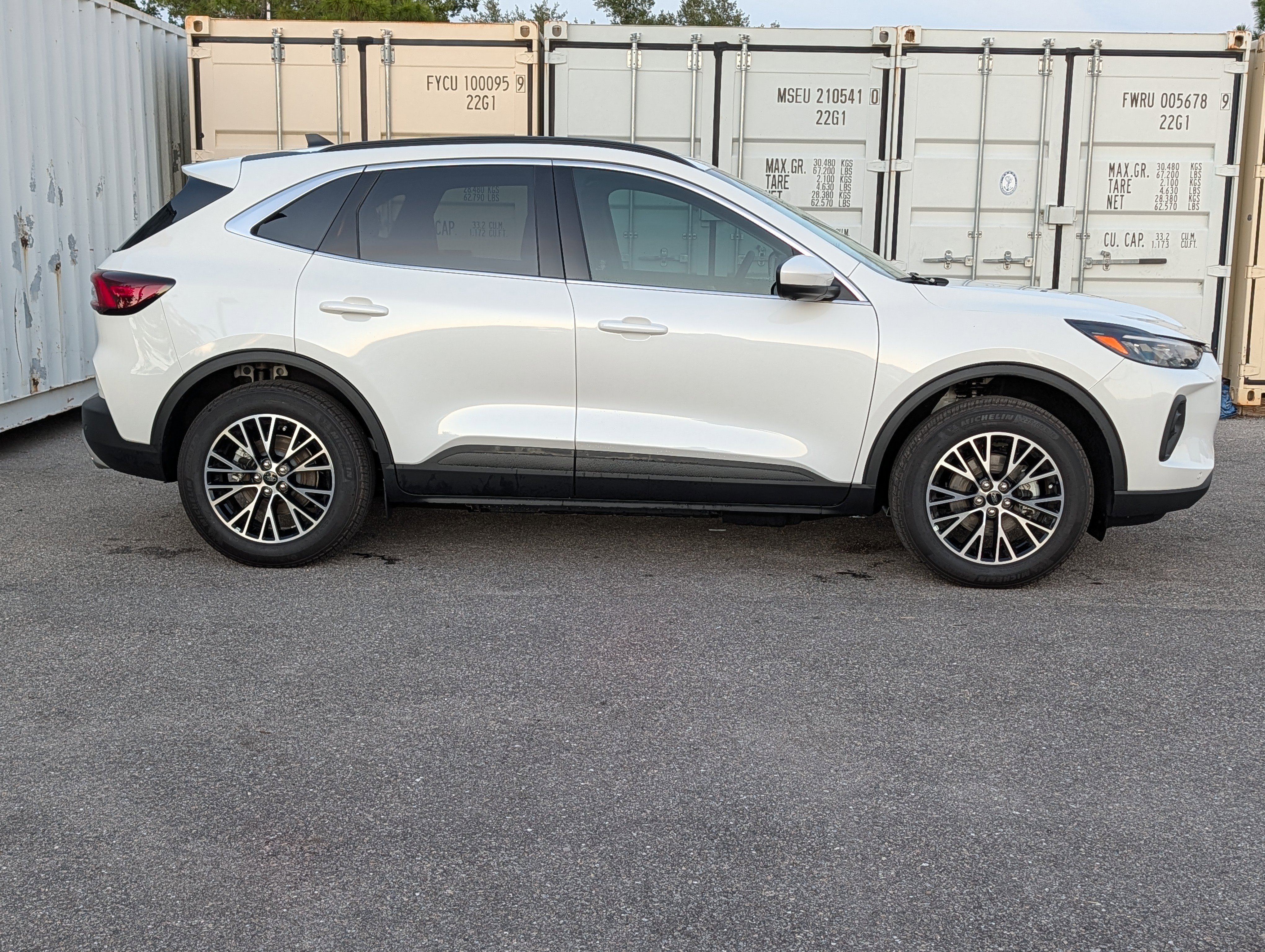 New 2026 Ford Escape SE w/ PHEV Premium Package FWD image 3