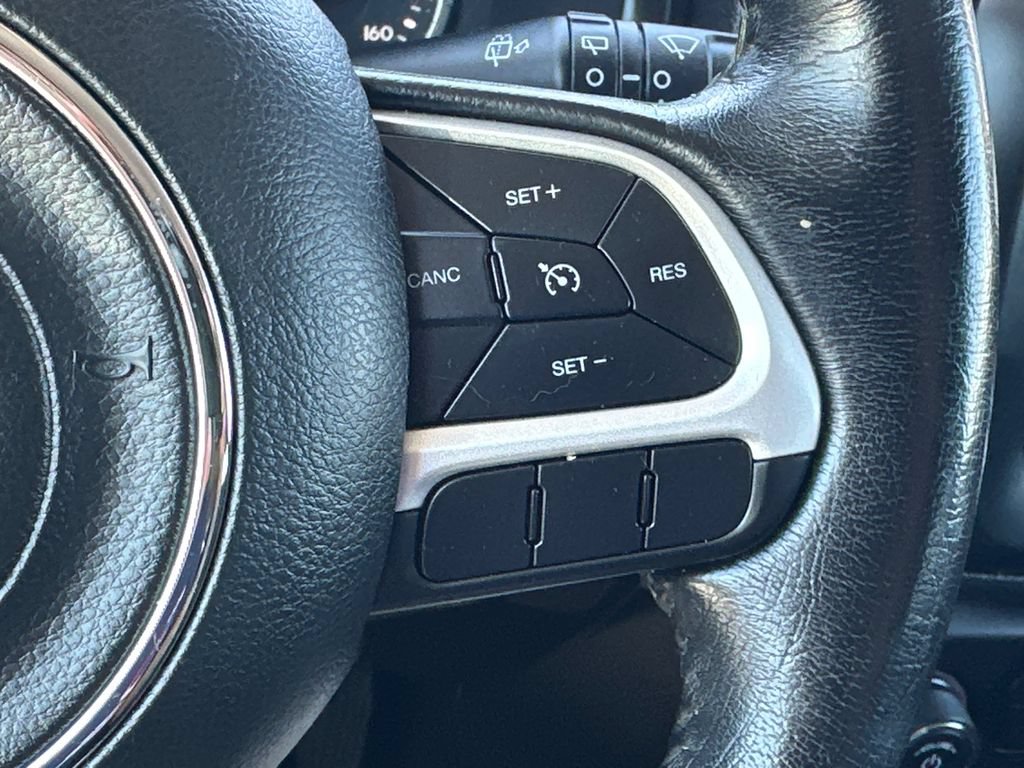 Used 2018 Jeep Renegade Latitude AWD/4WD image 25