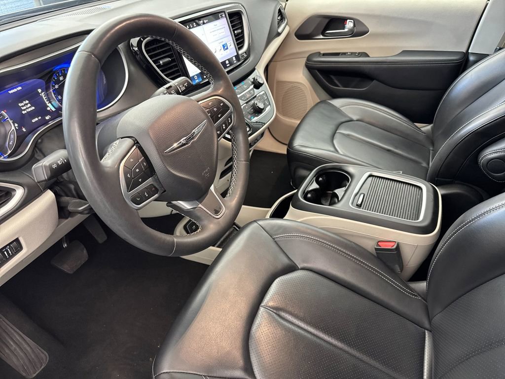 Used 2023 Chrysler Pacifica Touring-L image 9