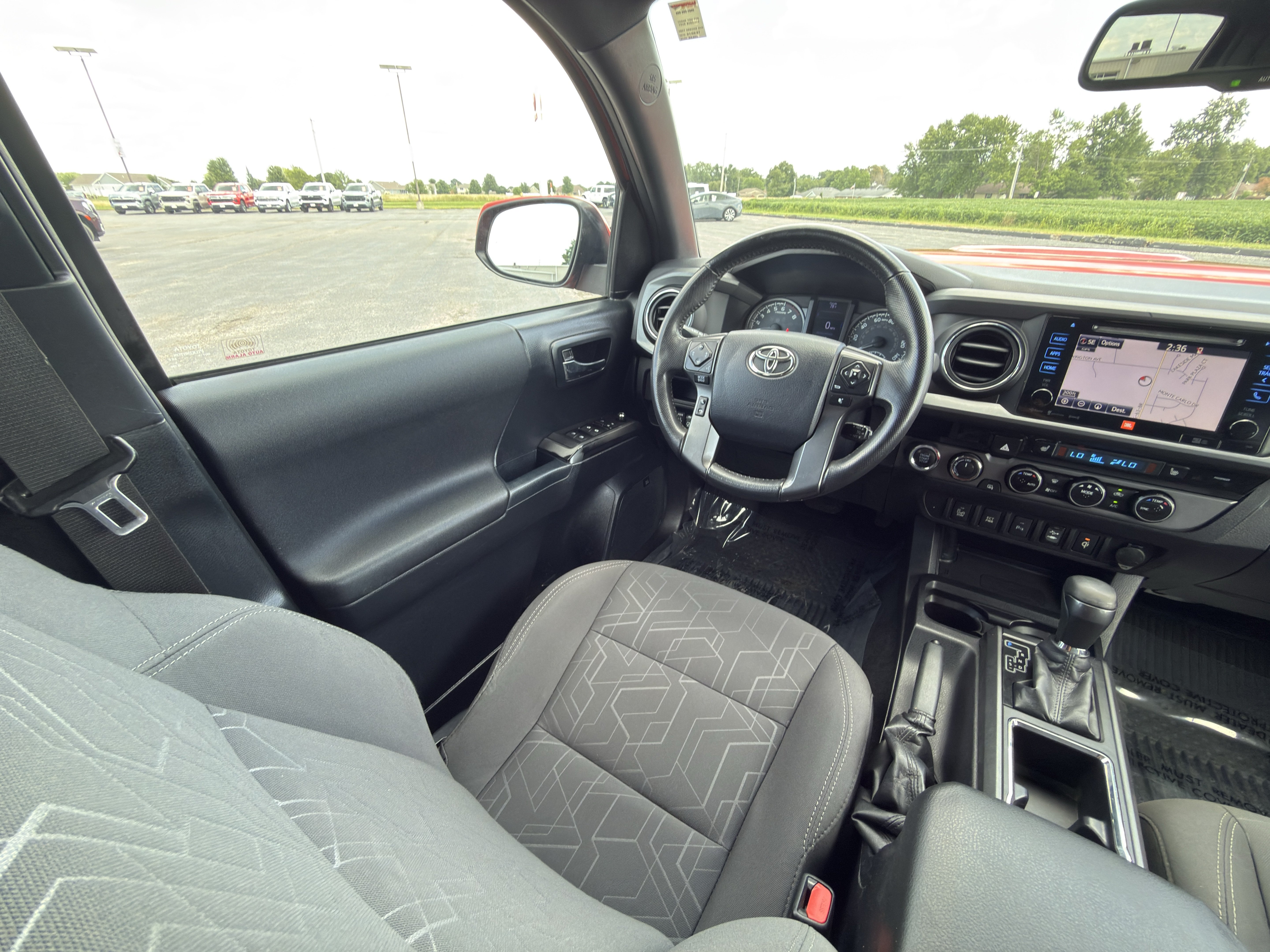 Used 2017 Toyota Tacoma TRD Sport AWD/4WD image 24