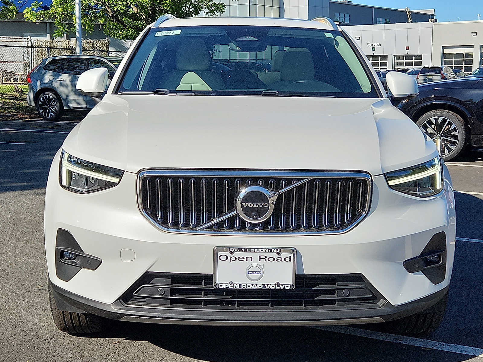 Certified 2023 Volvo XC40 B5 Plus w/ Driver Assist Package AWD/4WD image 2