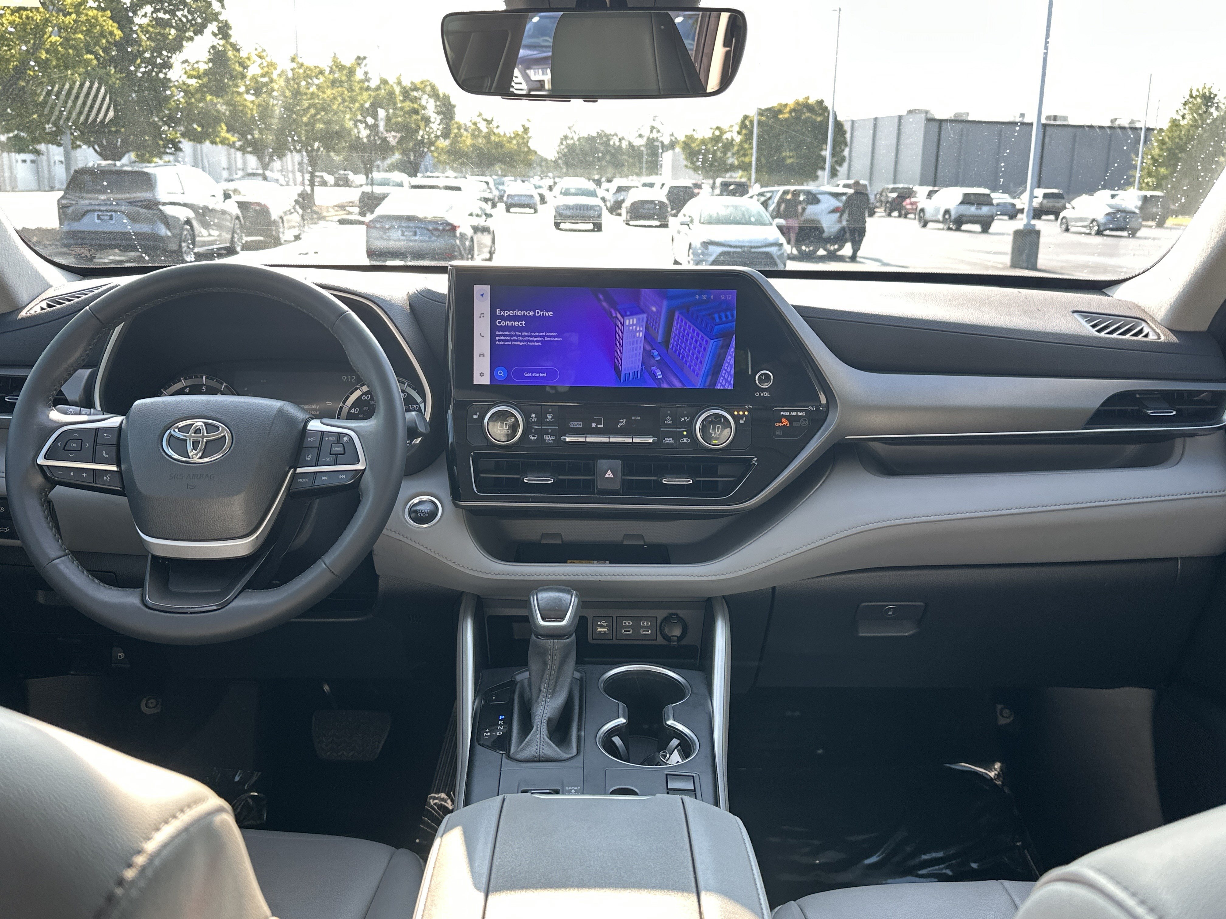 Used 2024 Toyota Highlander XLE FWD image 30