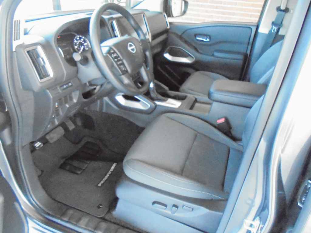 Used 2025 Nissan Frontier SV RWD image 7