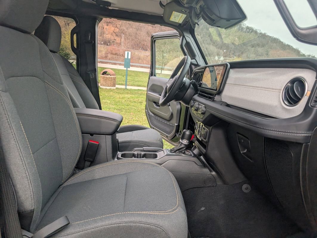 Used 2025 Jeep Wrangler Unlimited Sahara w/ Safety Group image 35