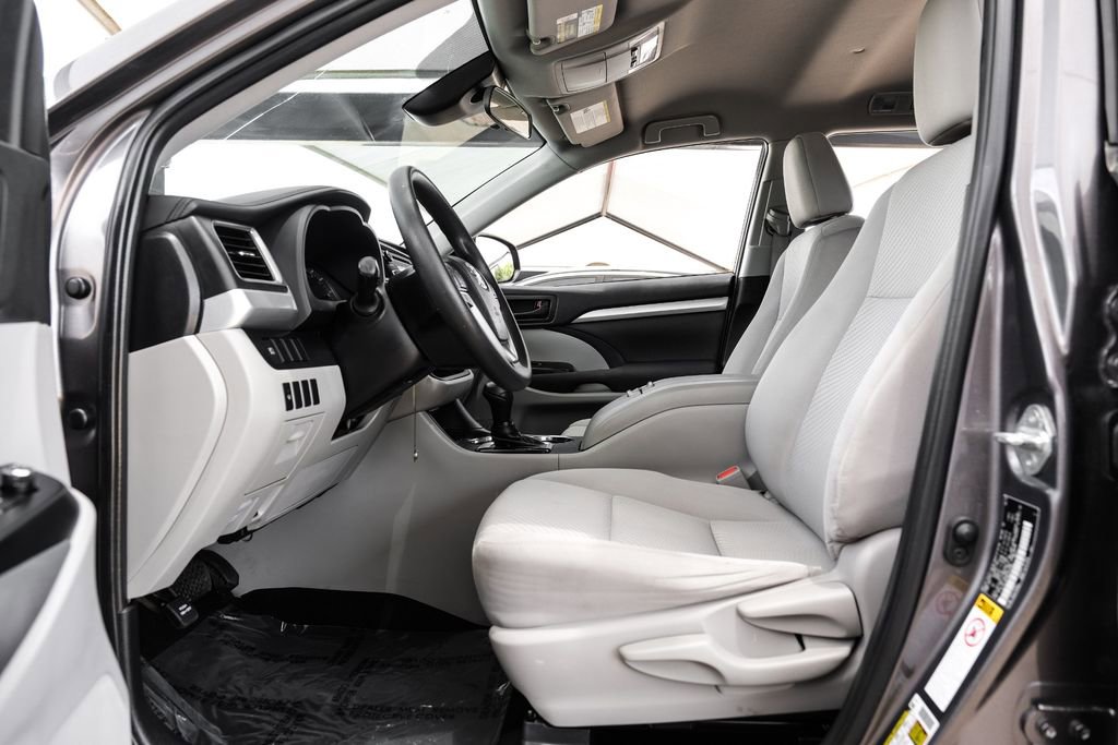 Used 2019 Toyota Highlander LE FWD image 3