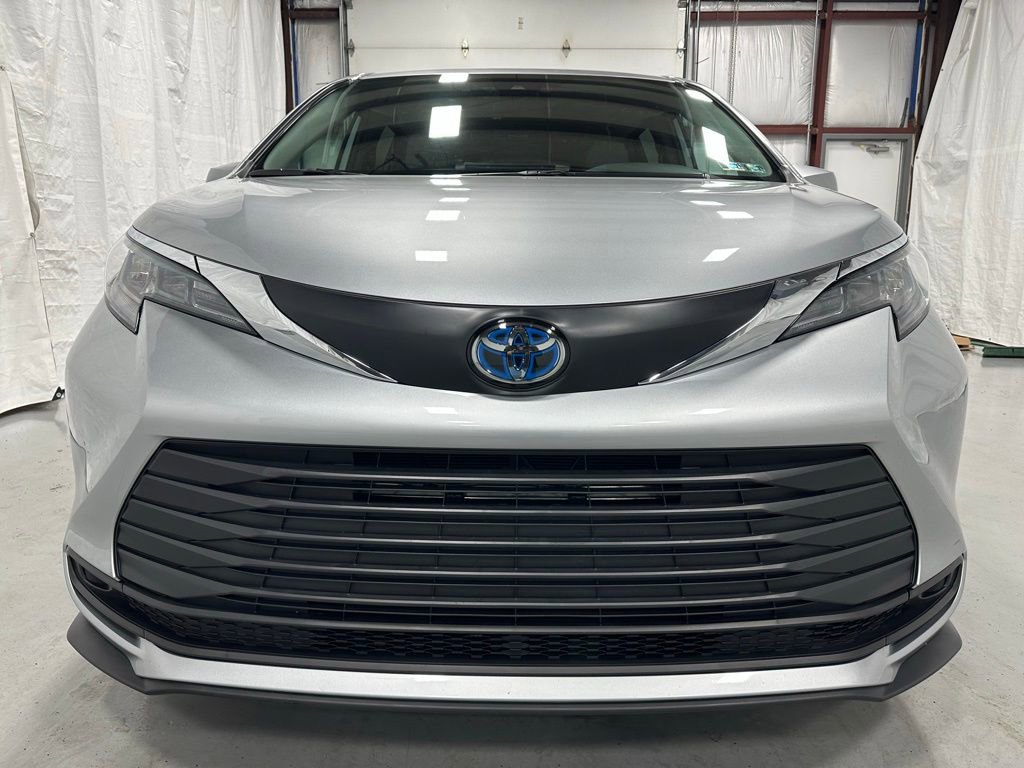 Used 2025 Toyota Sienna LE image 2
