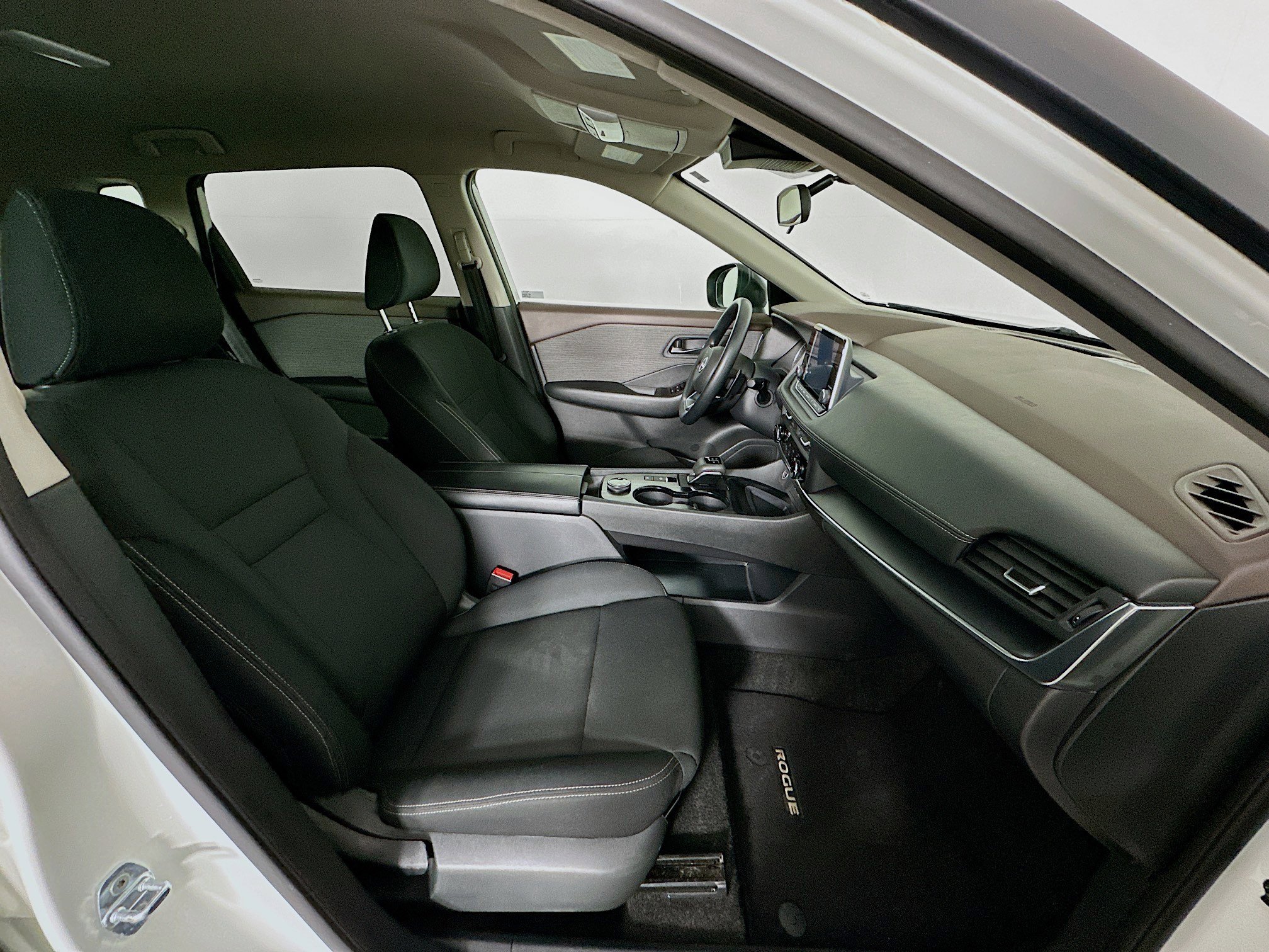 Used 2023 Nissan Rogue S image 32