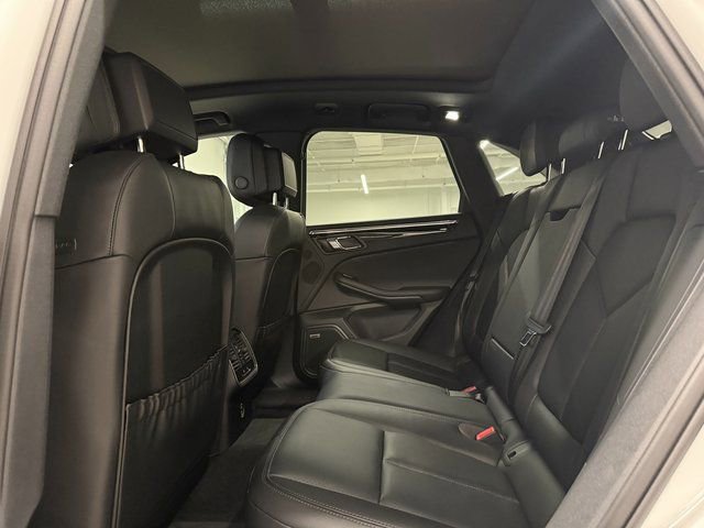 Certified 2025 Porsche Macan AWD/4WD image 27