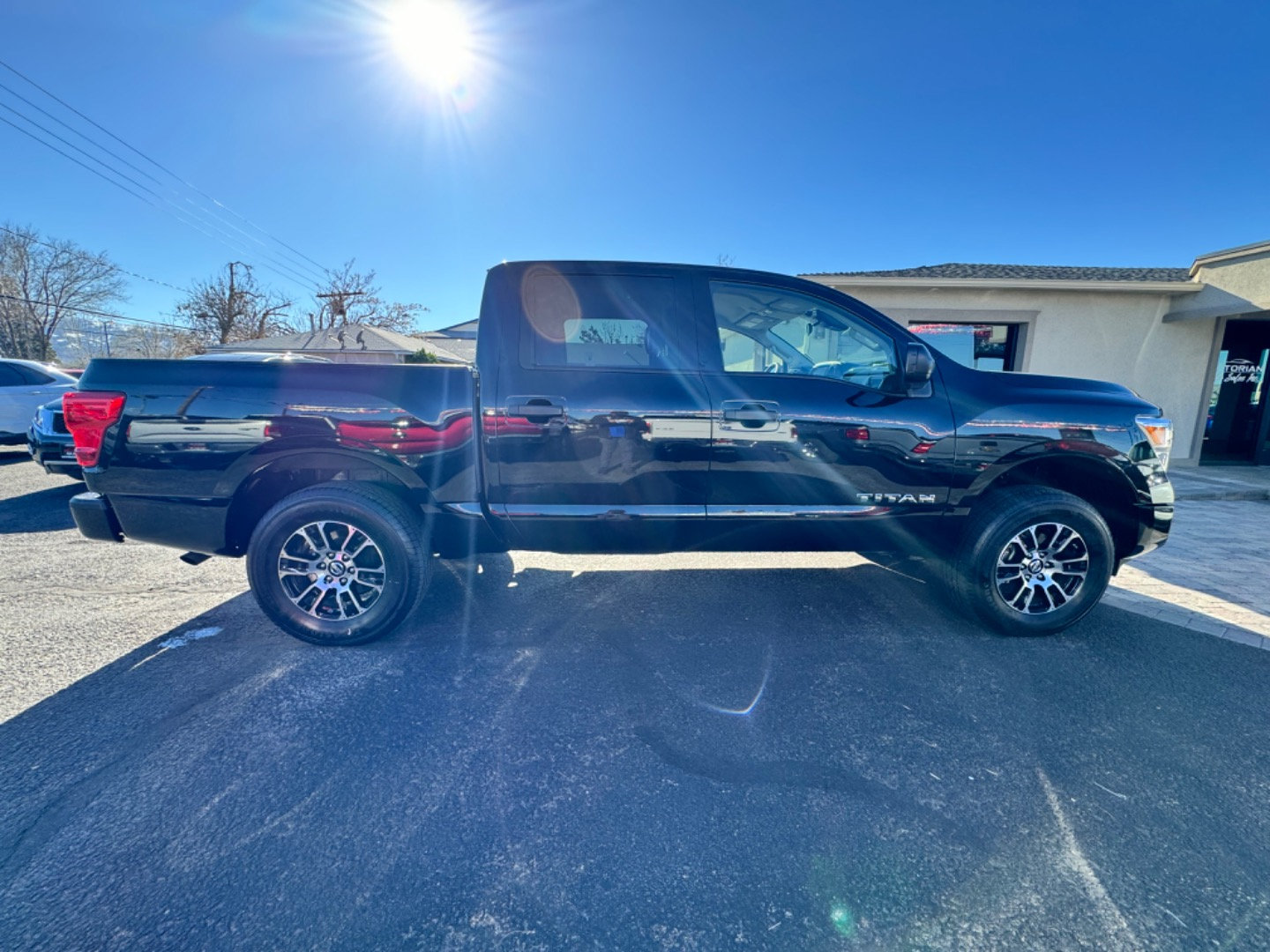 Used 2022 Nissan Titan SV AWD/4WD image 6