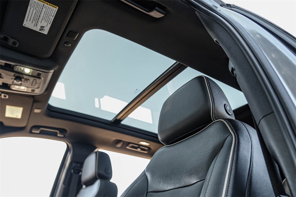 Used 2021 Chevrolet Suburban Premier w/ Premium Package image 6