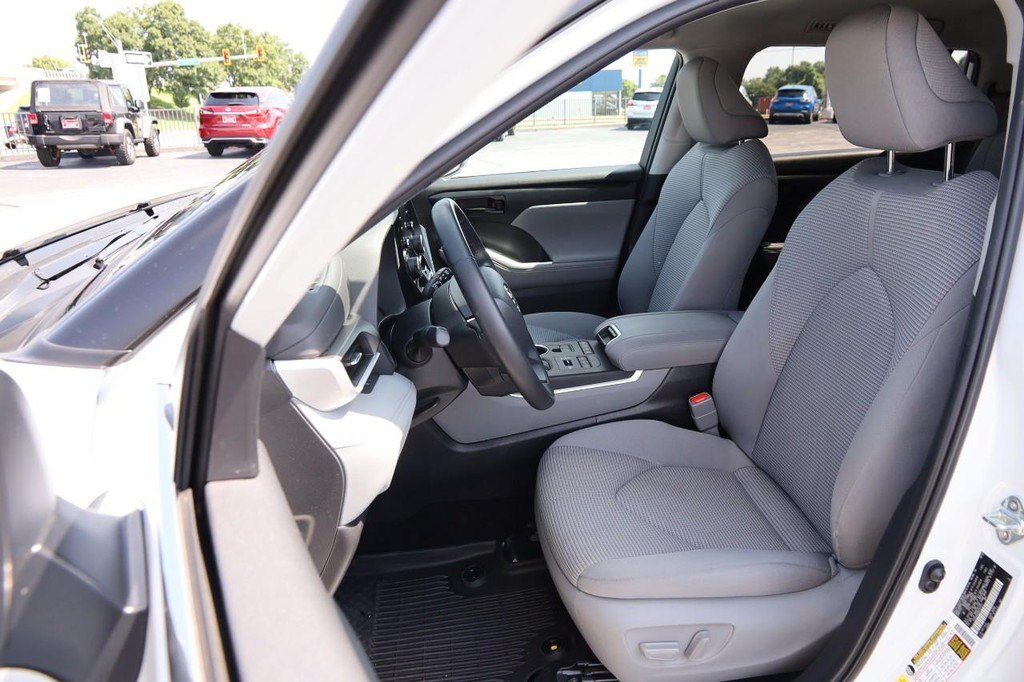 Used 2022 Toyota Highlander LE AWD/4WD image 9