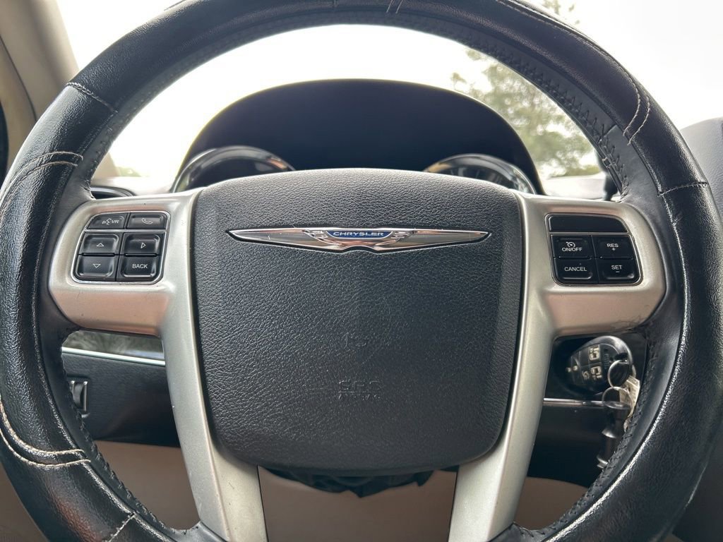 Used 2014 Chrysler Town & Country Touring image 22