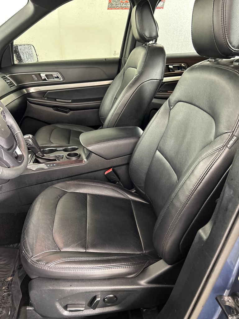 Used 2018 Ford Explorer XLT w/ Equipment Group 202A FWD image 12