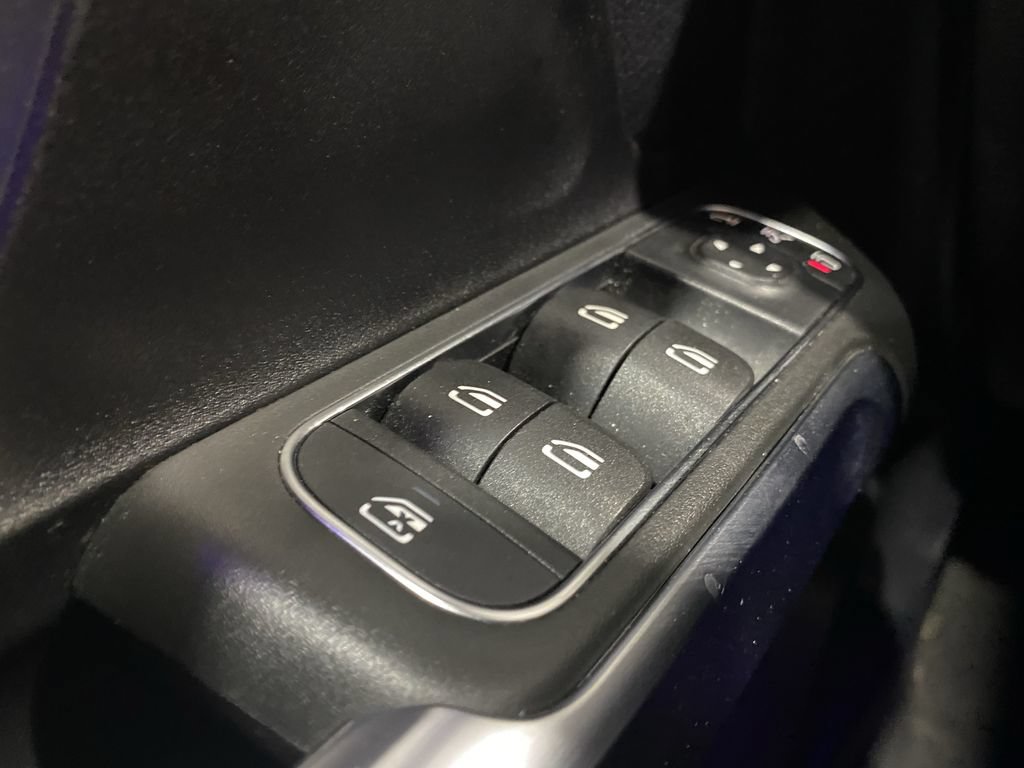 Used 2022 Mercedes-Benz GLB 250 4MATIC w/ Premium Package Lite image 9
