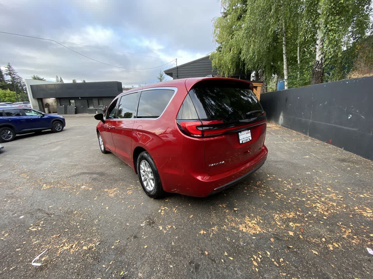 Used 2025 Chrysler Pacifica Select FWD image 4