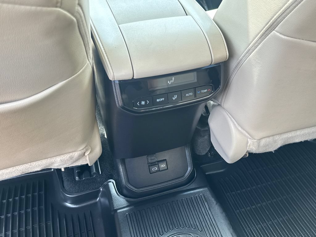 Used 2025 Toyota Highlander XLE AWD/4WD image 39
