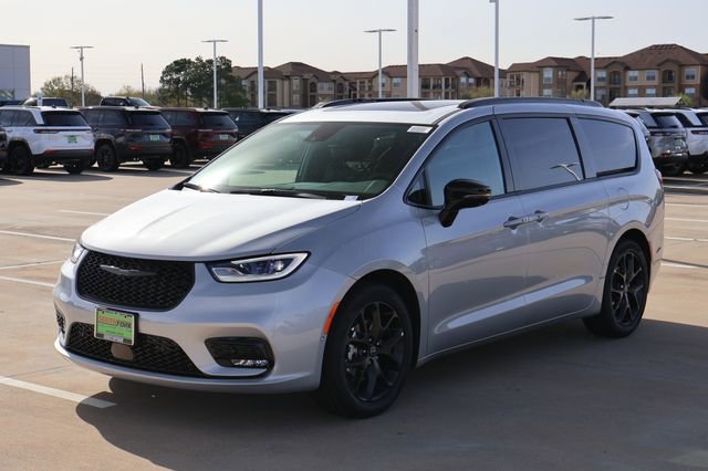 New 2026 Chrysler Pacifica Limited w/ Uconnect Theater Family Group FWD image 3