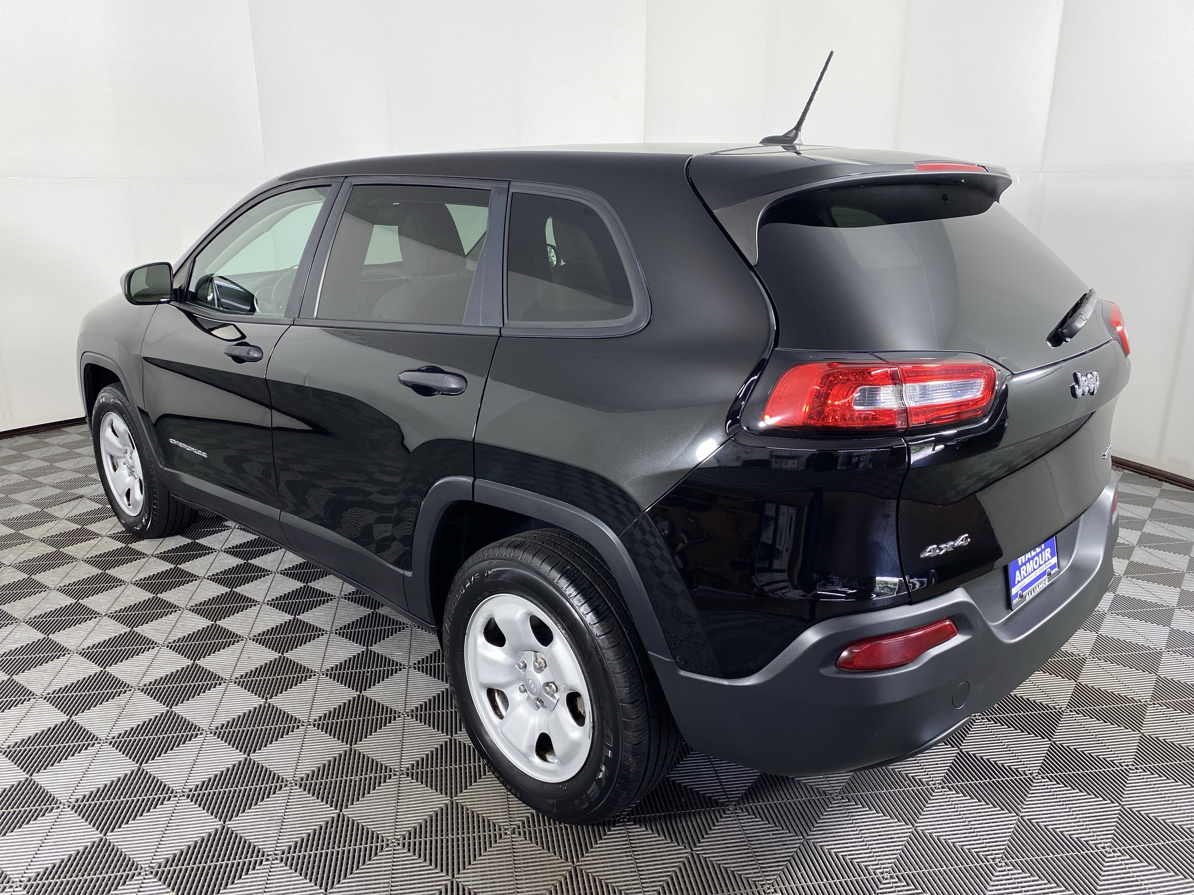 Used 2017 Jeep Cherokee Sport AWD/4WD image 7