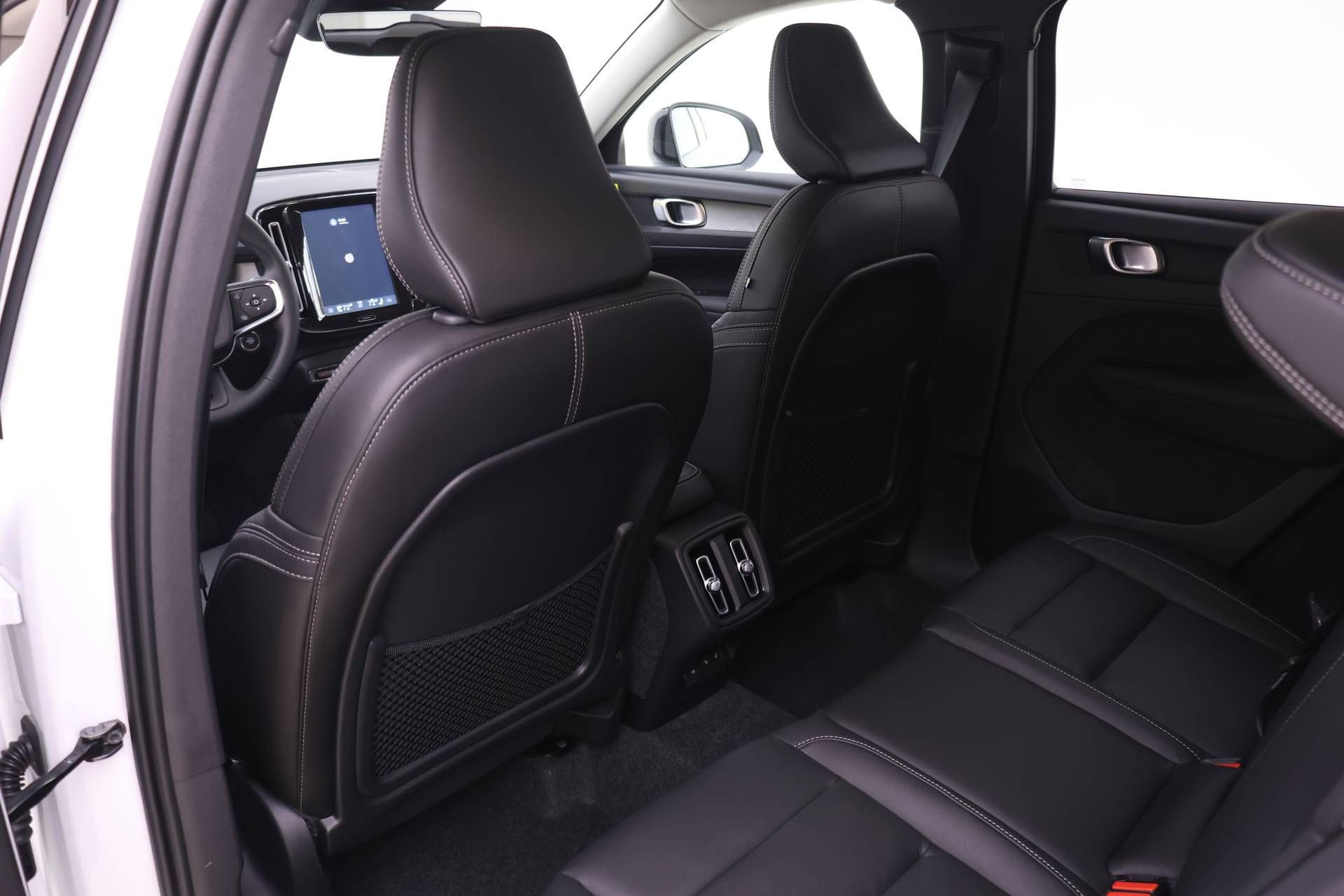 New 2026 Volvo XC40 B5 Core w/ Climate Package AWD/4WD image 13