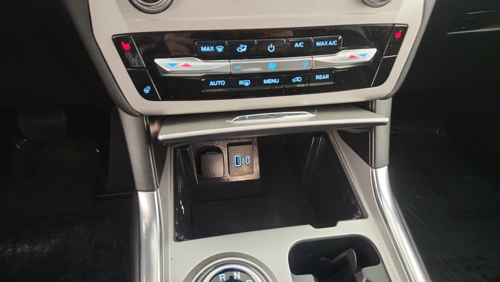Used 2023 Ford Explorer XLT w/ Equipment Group 202A AWD/4WD image 17