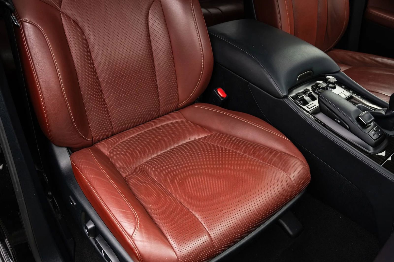 Used 2021 Lexus LX 570 4WD w/ Luxury Package image 22
