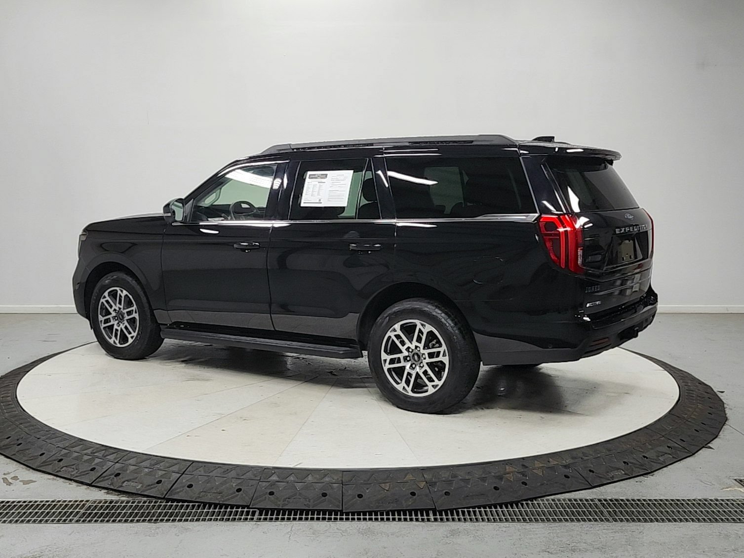 Used 2025 Ford Expedition Active AWD/4WD image 6