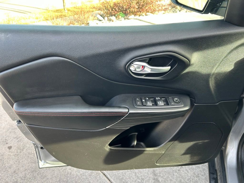 Used 2015 Jeep Cherokee Trailhawk image 10