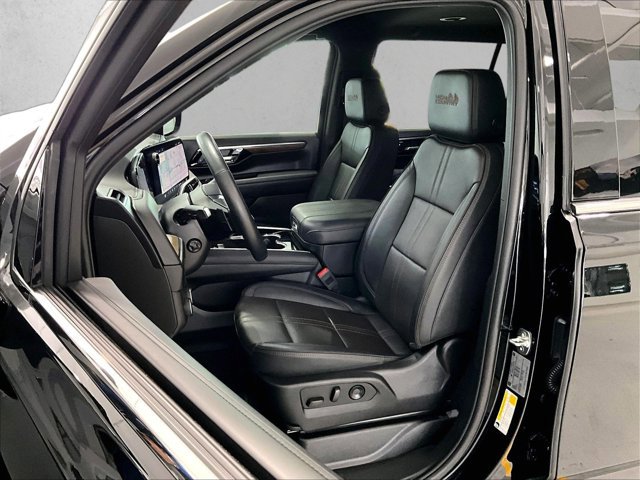 Used 2025 Chevrolet Suburban High Country RWD image 27