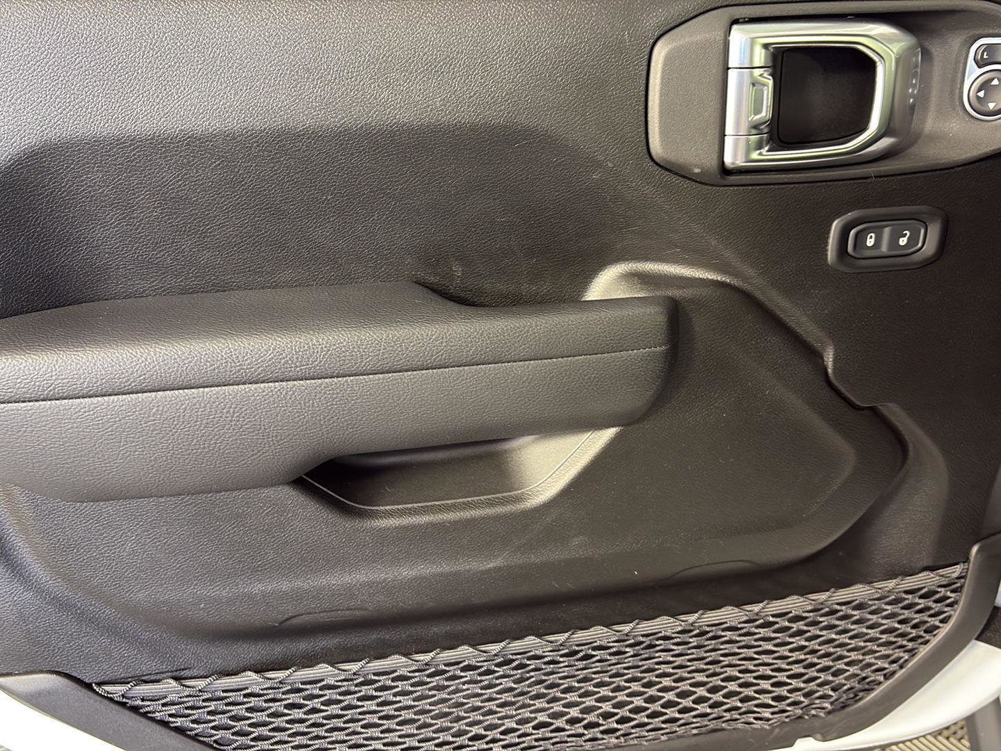 Used 2023 Jeep Wrangler Unlimited w/ Sun & Screen Package image 28