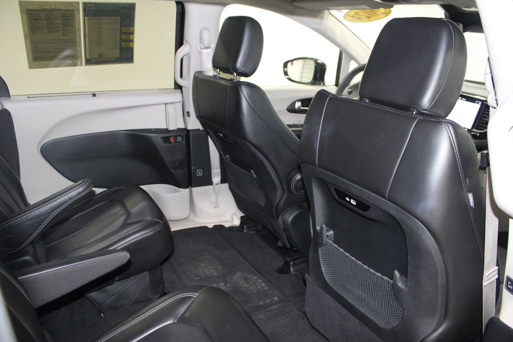 Used 2024 Chrysler Pacifica Touring-L image 32