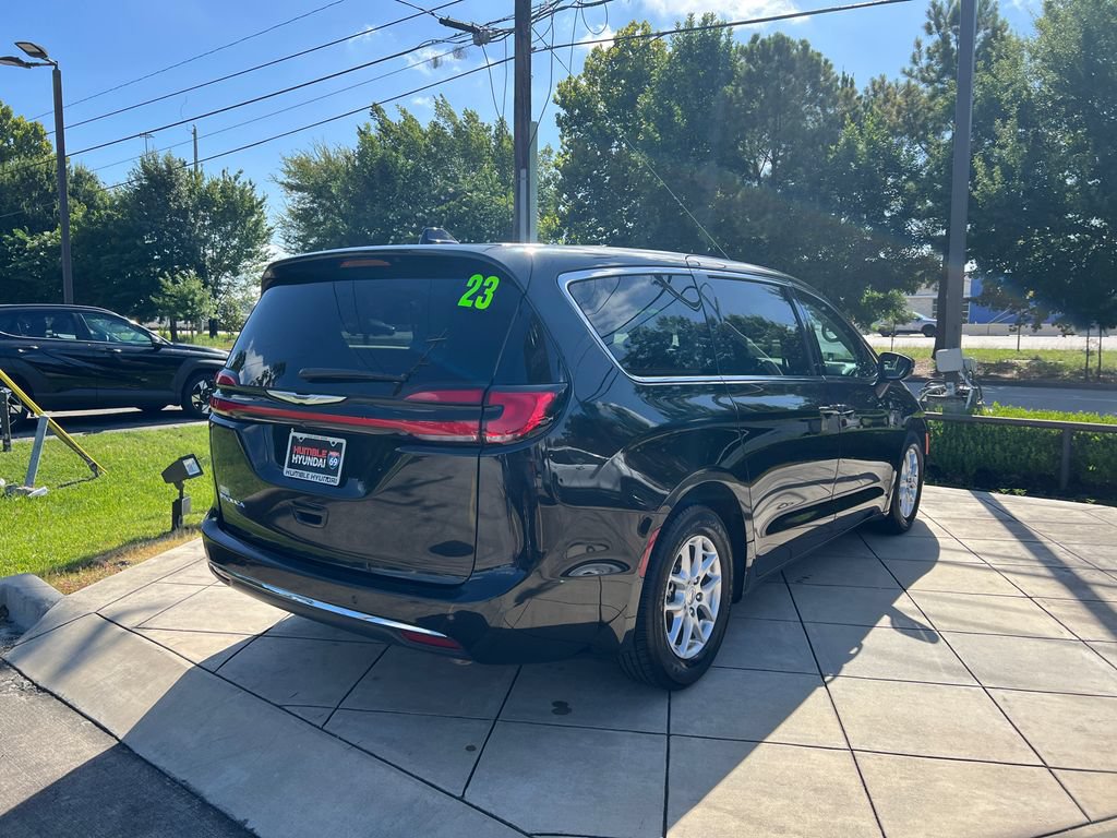 Used 2023 Chrysler Pacifica Touring-L FWD image 13