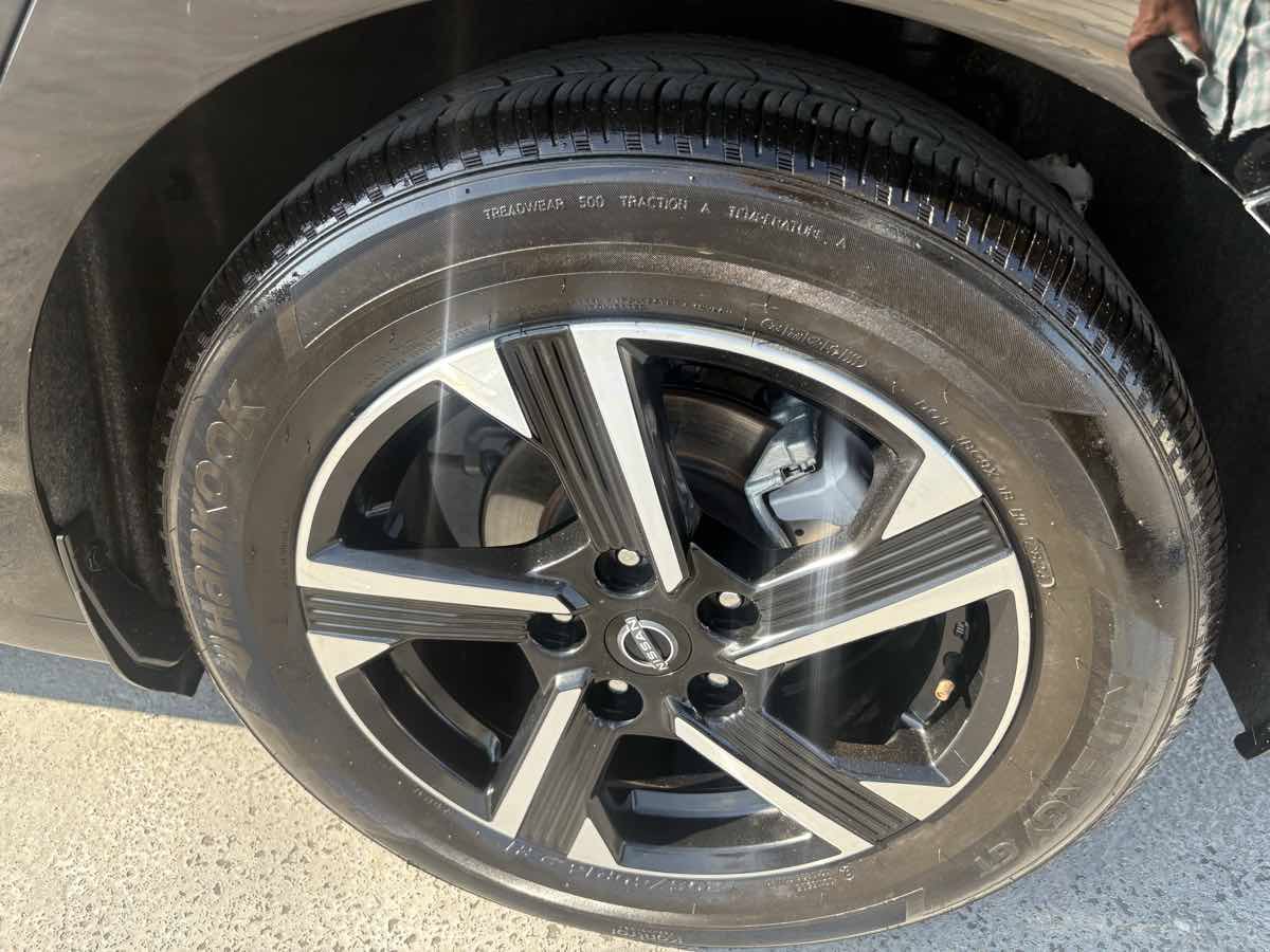 Used 2025 Nissan Sentra SV FWD image 9