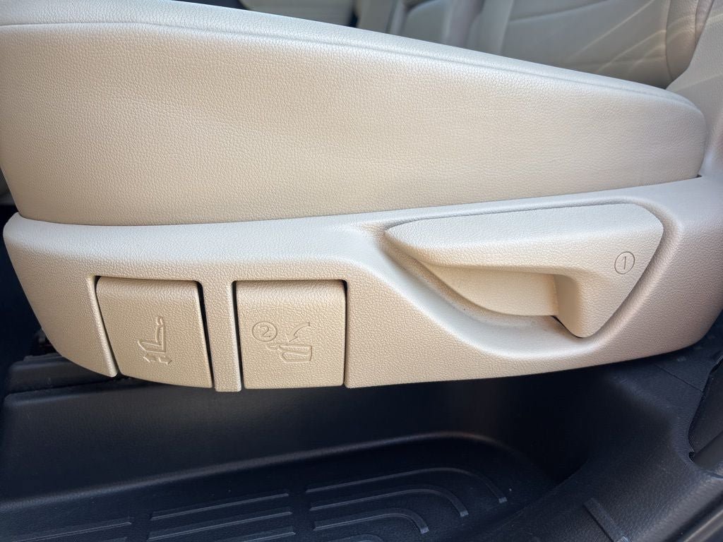 Used 2022 Toyota Highlander XLE AWD/4WD image 32