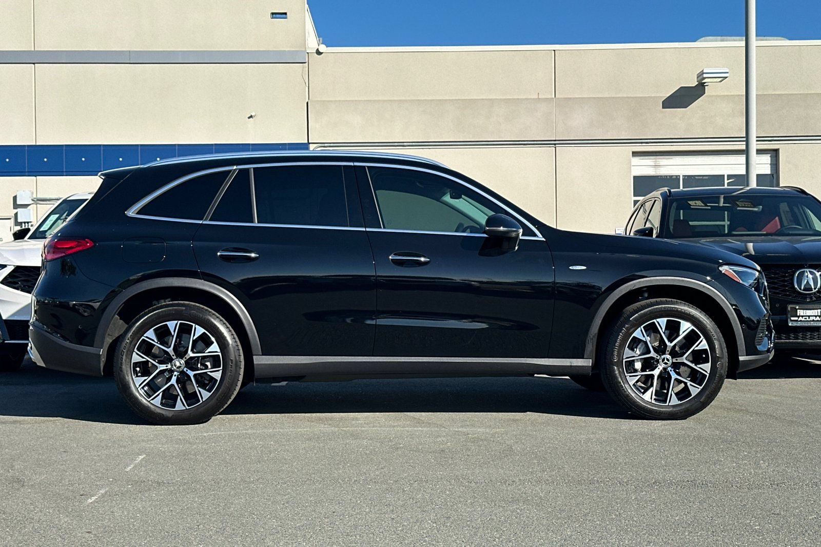 Used 2025 Mercedes-Benz GLC 350e 4MATIC w/ Driver Assistance Package image 3