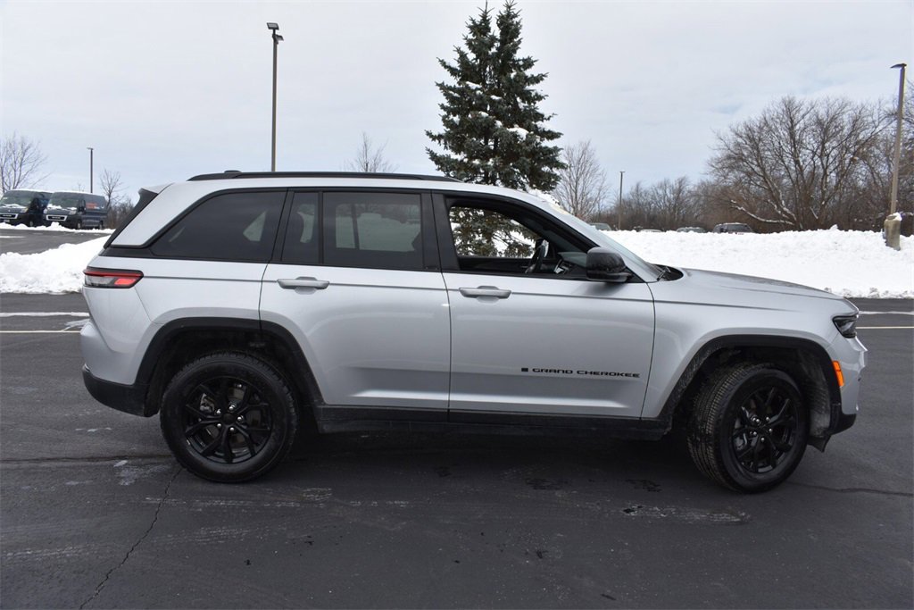 Used 2024 Jeep Grand Cherokee Altitude image 4