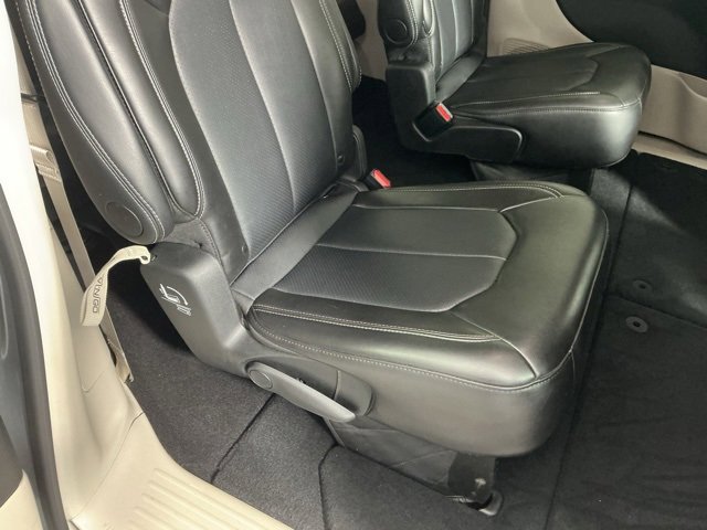 Used 2024 Chrysler Pacifica Touring-L image 12