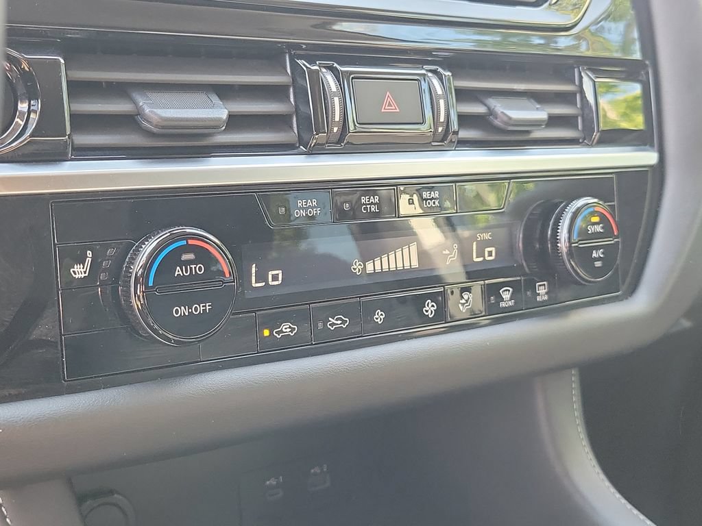 Used 2025 Nissan Pathfinder SV FWD image 32