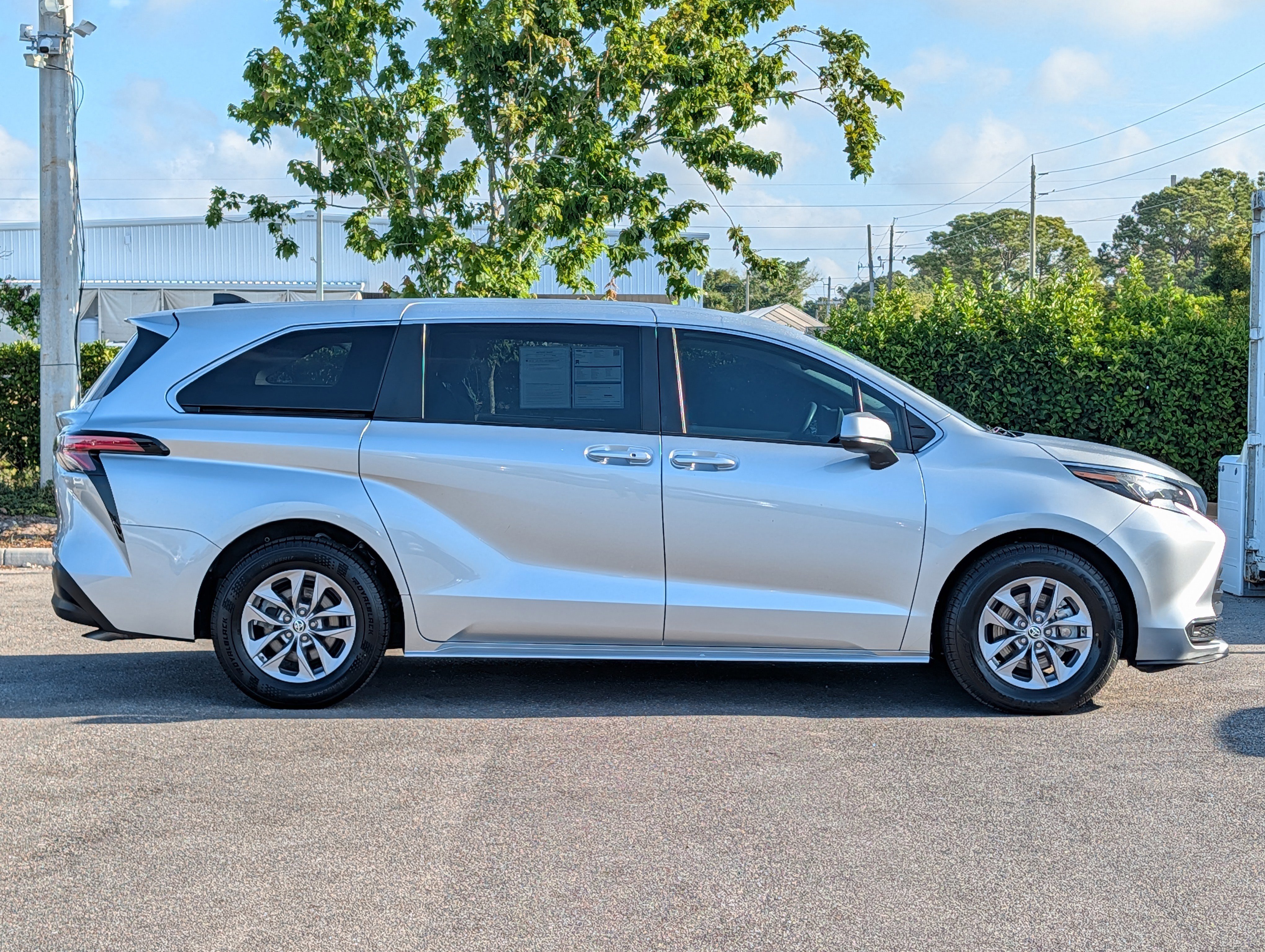 Used 2022 Toyota Sienna LE FWD image 3