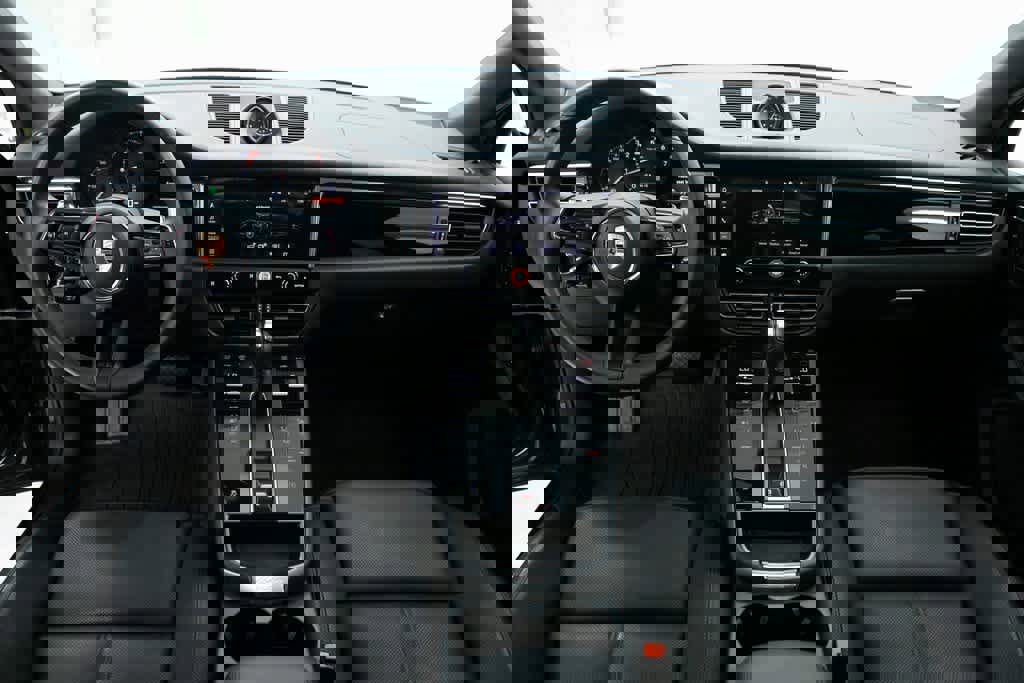 Certified 2025 Porsche Macan image 13