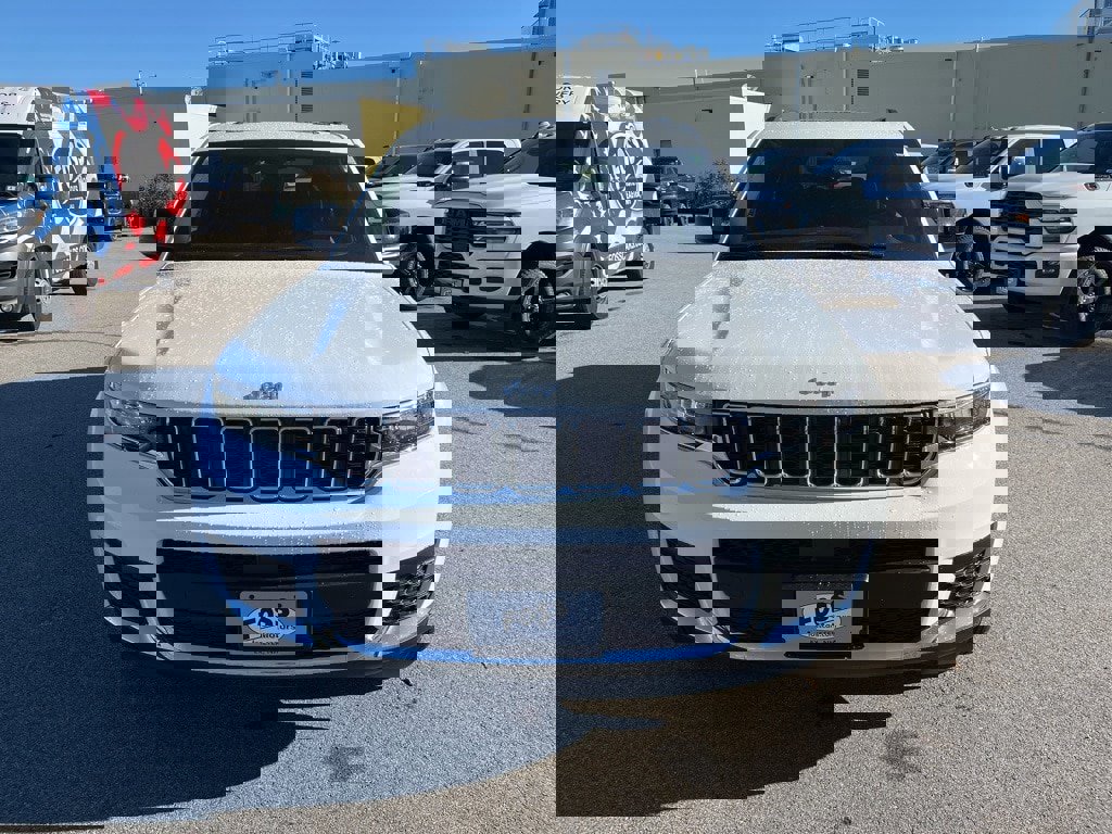 New 2025 Jeep Grand Cherokee L Laredo image 2