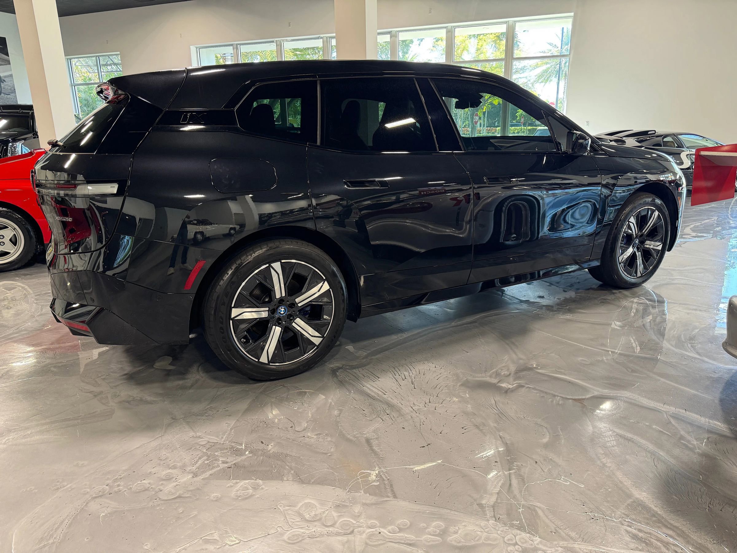 Used 2023 BMW iX xDrive50 w/ Sport Package image 7