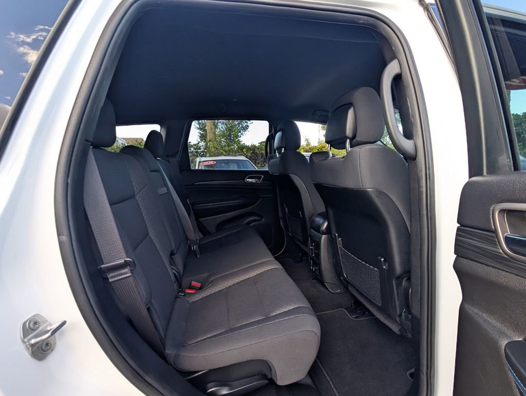 Used 2019 Jeep Grand Cherokee Laredo AWD/4WD image 17