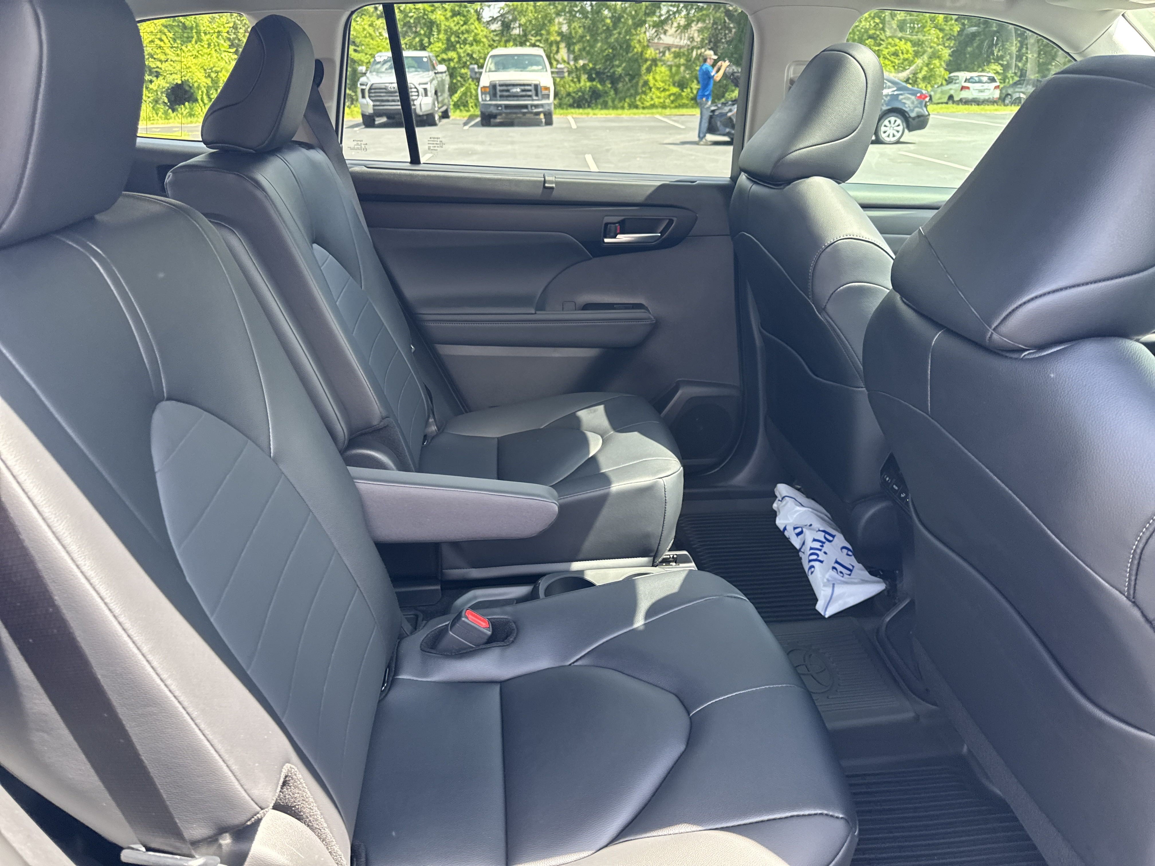 New 2025 Toyota Highlander XLE FWD image 28