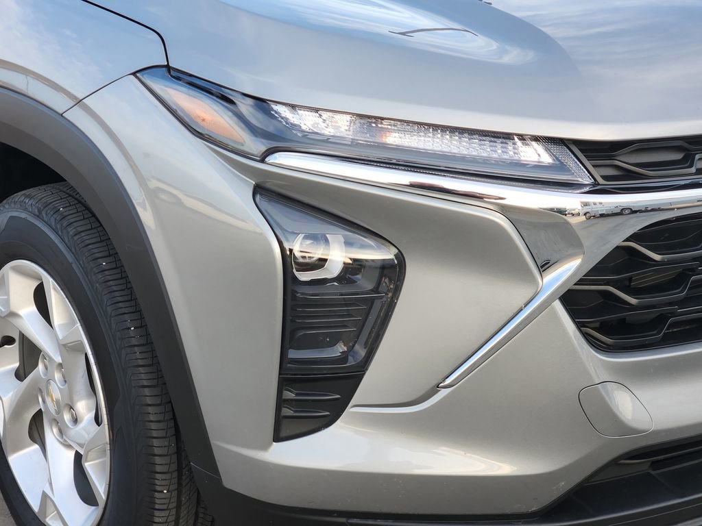 Used 2024 Chevrolet Trax LS w/ LS Convenience Package image 12