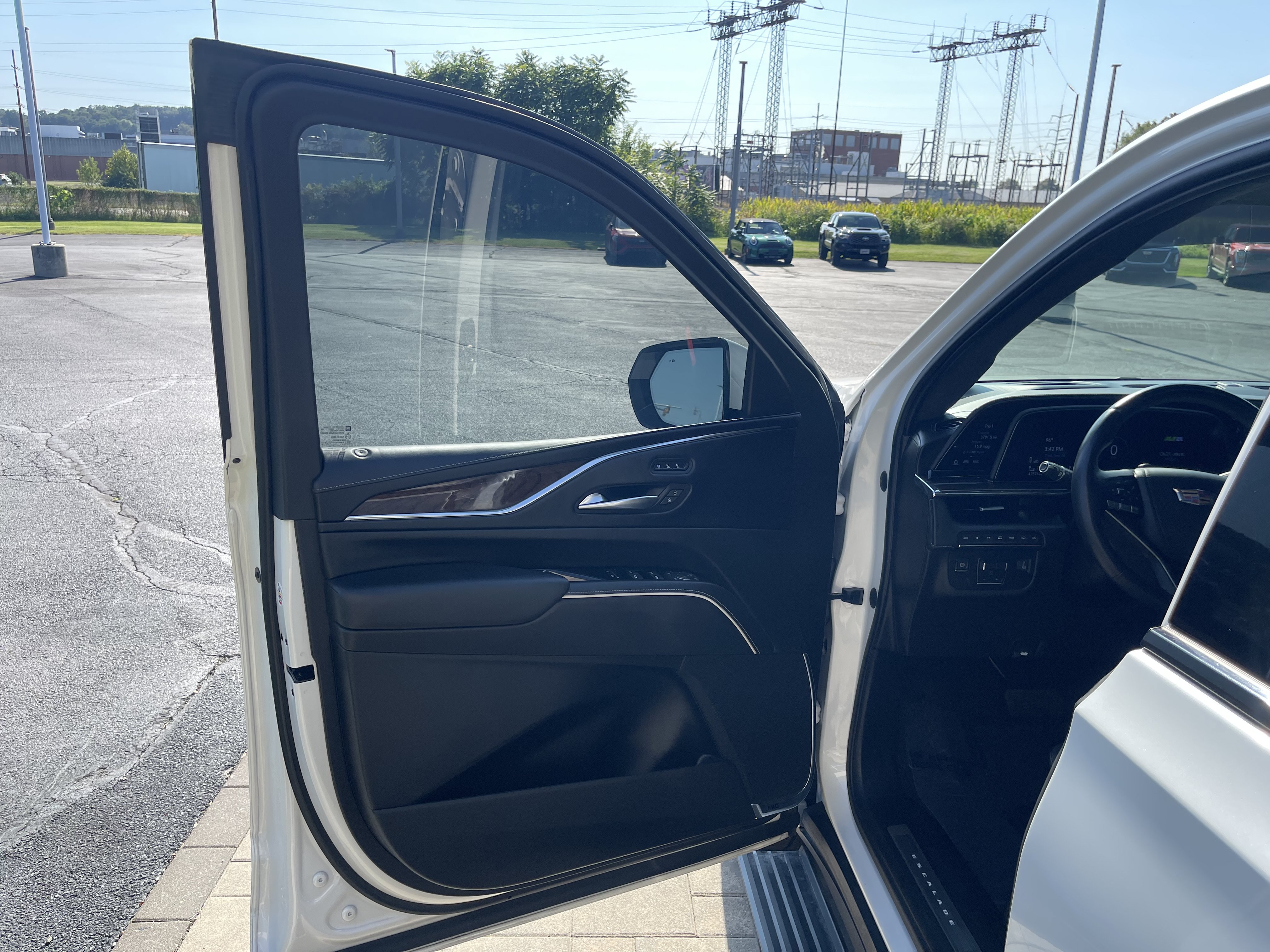 Used 2023 Cadillac Escalade Premium Luxury Platinum AWD/4WD image 16