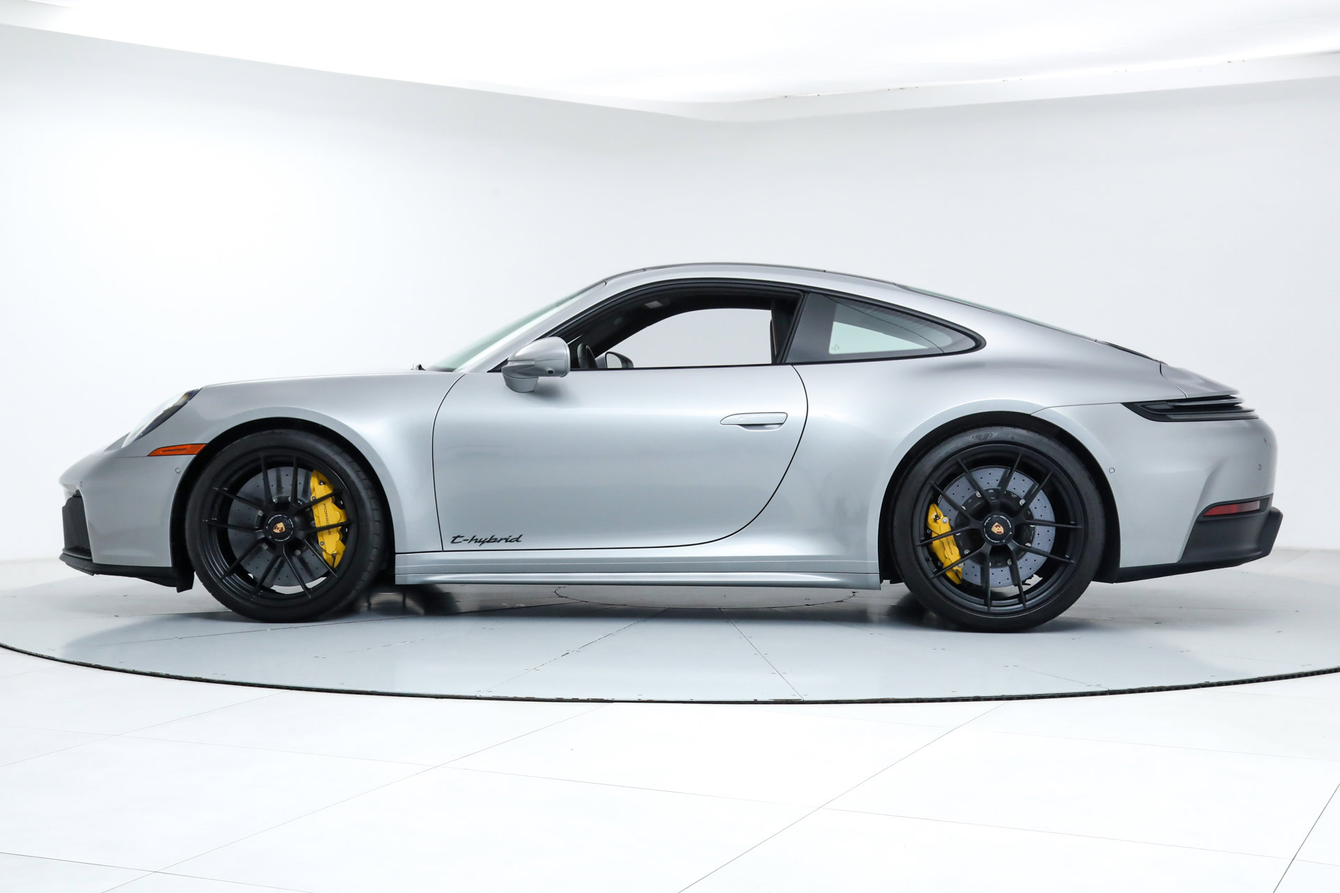 Used 2025 Porsche 911 Carrera 4 GTS image 2