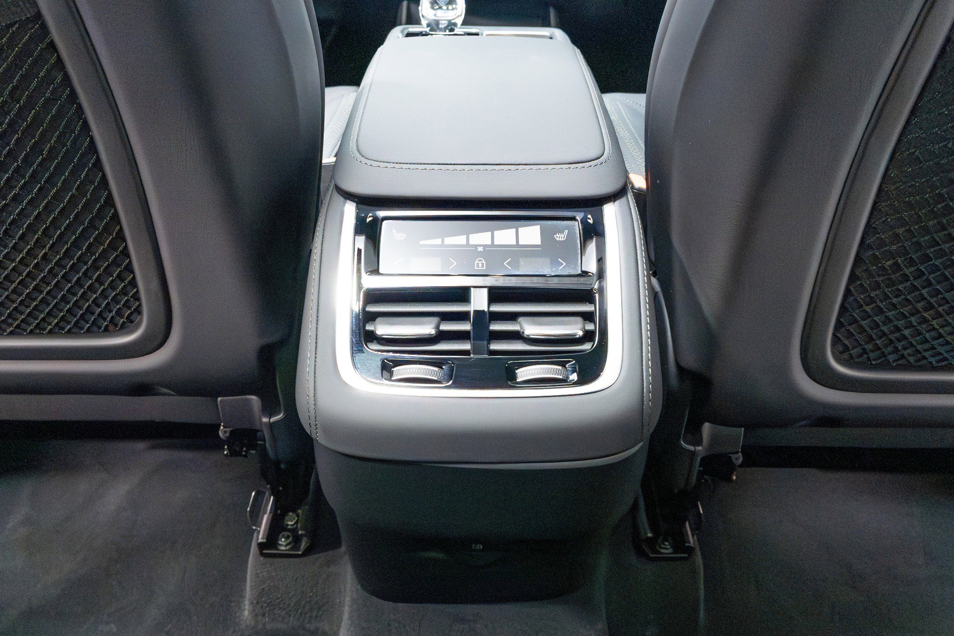 Used 2025 Volvo XC90 B6 Plus image 32