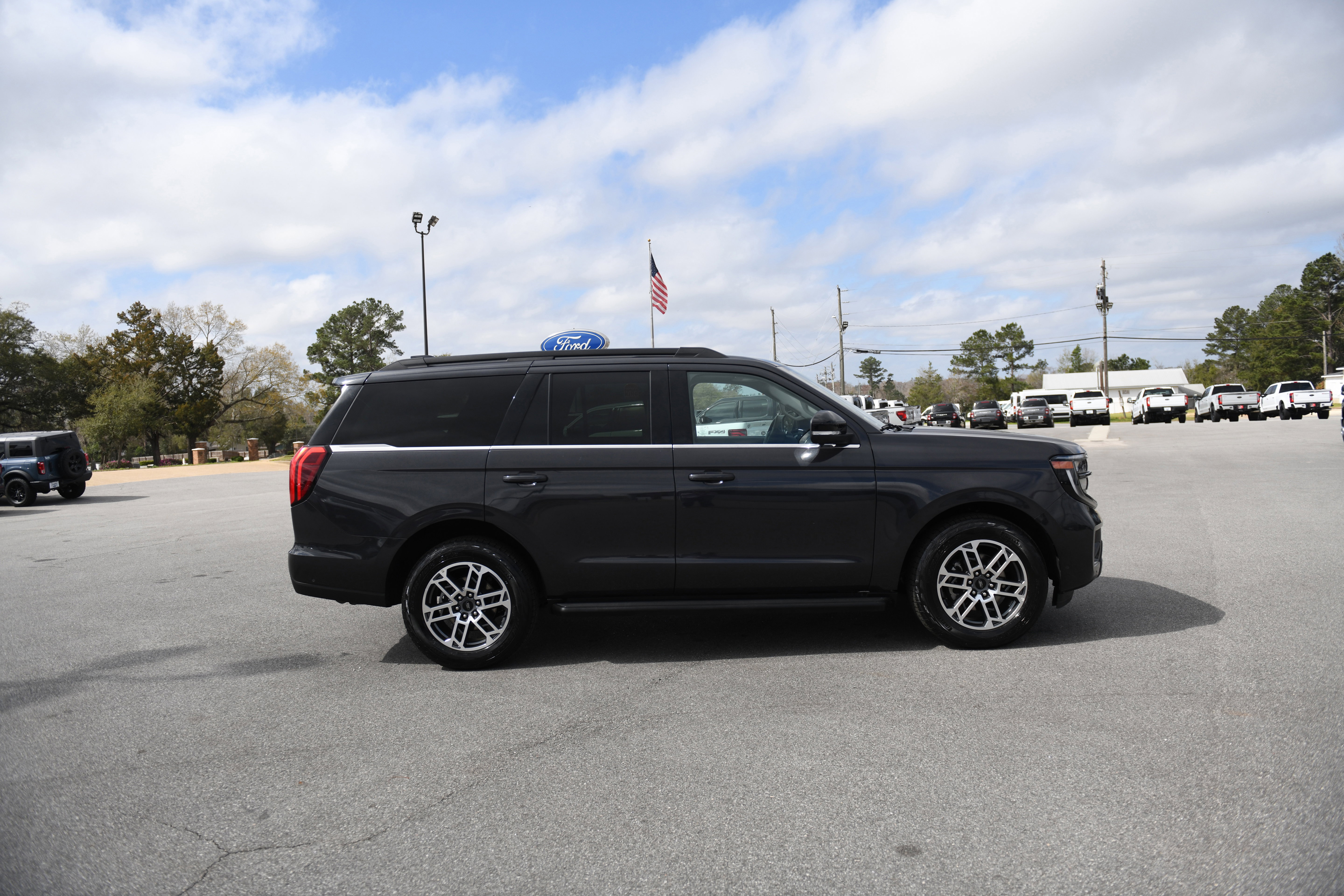 Used 2025 Ford Expedition Active image 2